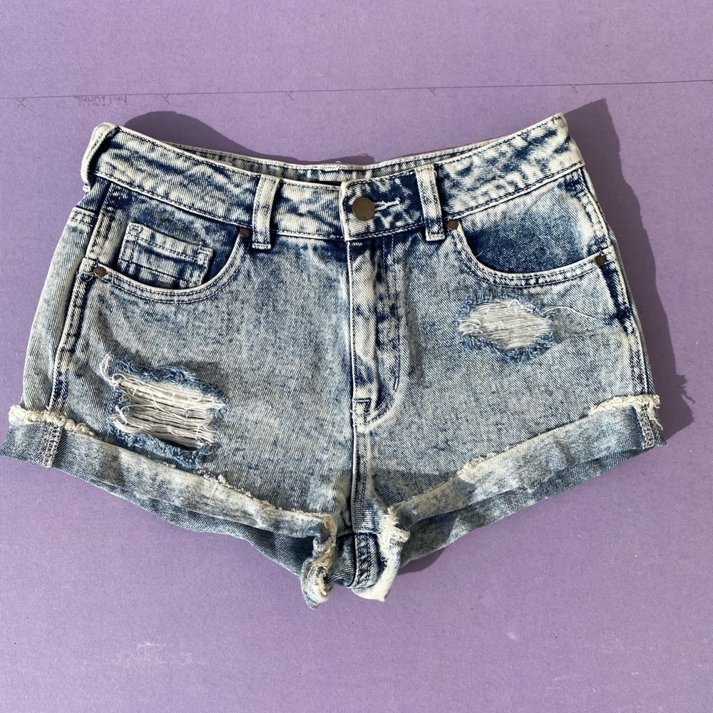 Kendall & Kylie. Shorts.​